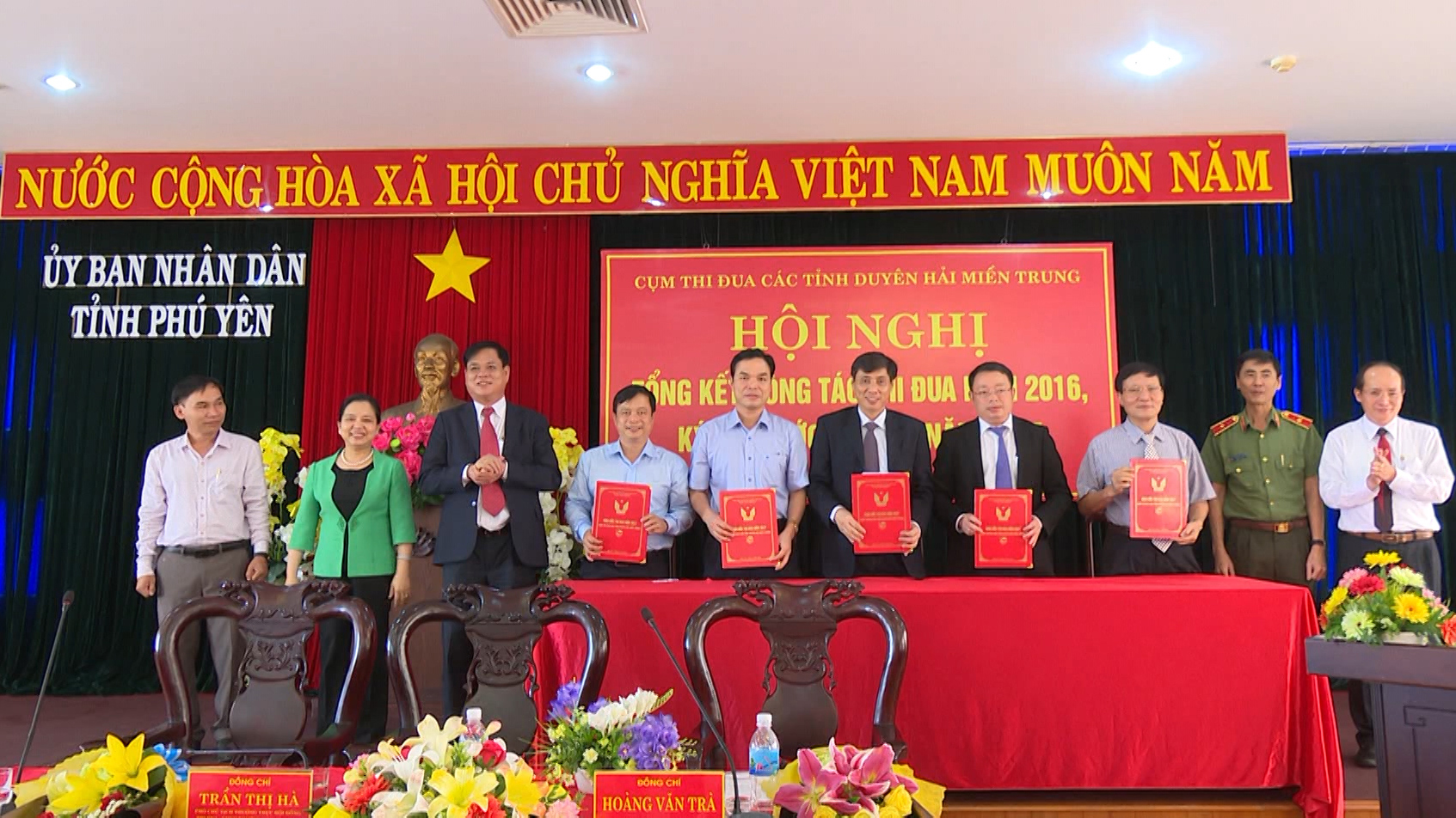 Đại diện các địa phương trong Cụm thi đua ký kết giao ước thi đua