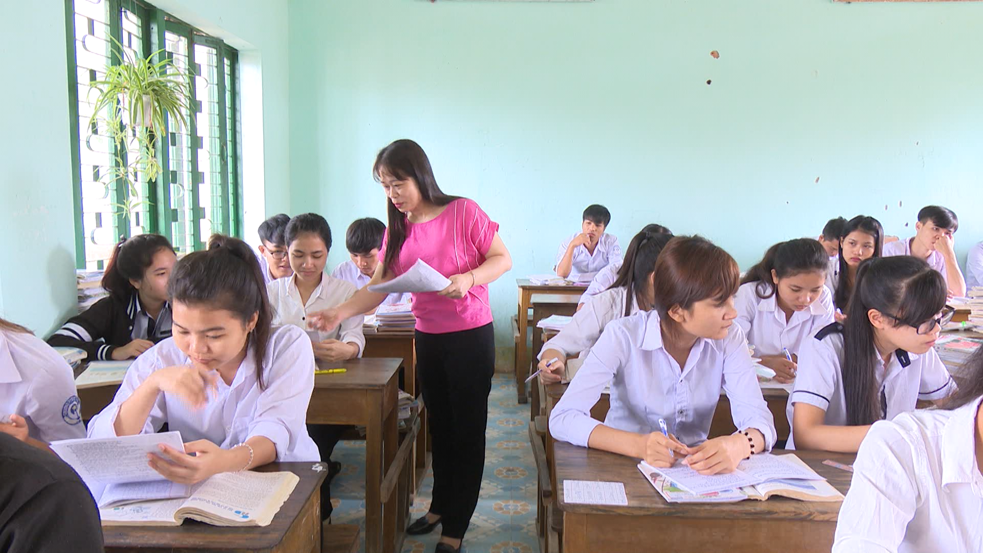 Cô Nguyễn Thị Vân Thơ hướng dẫn học sinh làm bài thi trắc nghiệm