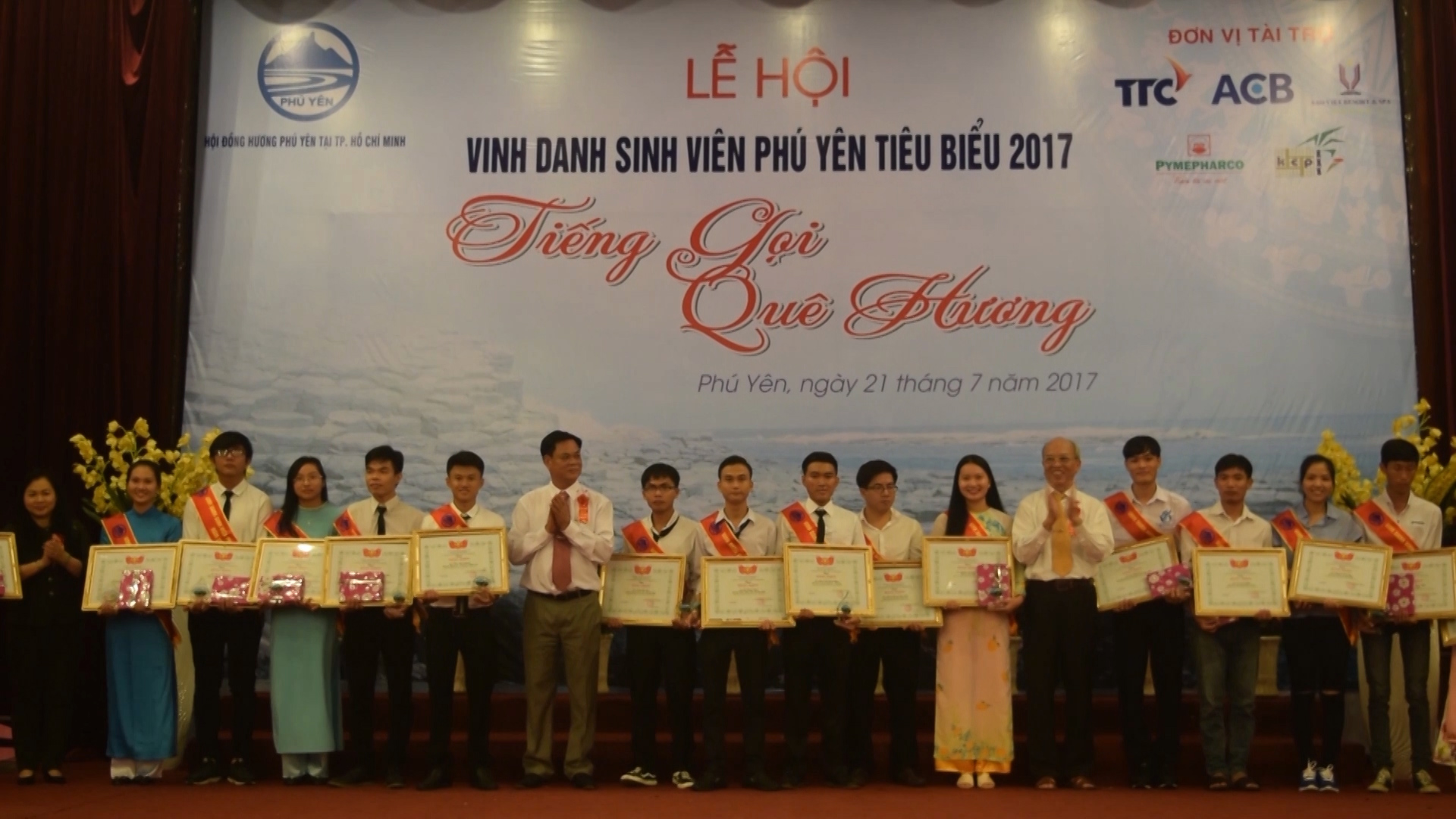 Lễ hội vinh danh 401 sinh viên Phú Yên tiêu biểu năm 2017