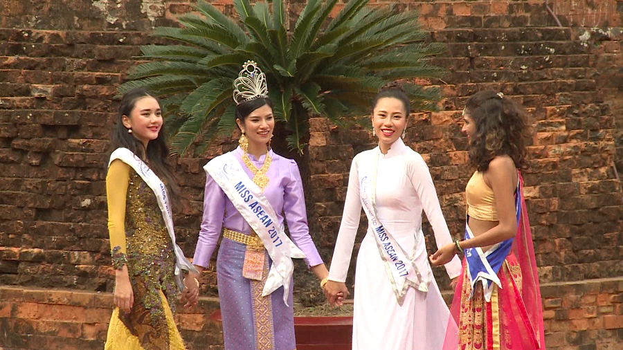 Hoa hậu cùng các người đẹp thuộc tóp 5 cuộc thi Hoa hậu Hữu nghị ASEAN 2017 chụp hình quảng bá du lịch tại di tích Núi Nhạn, Tp. Tuy Hòa