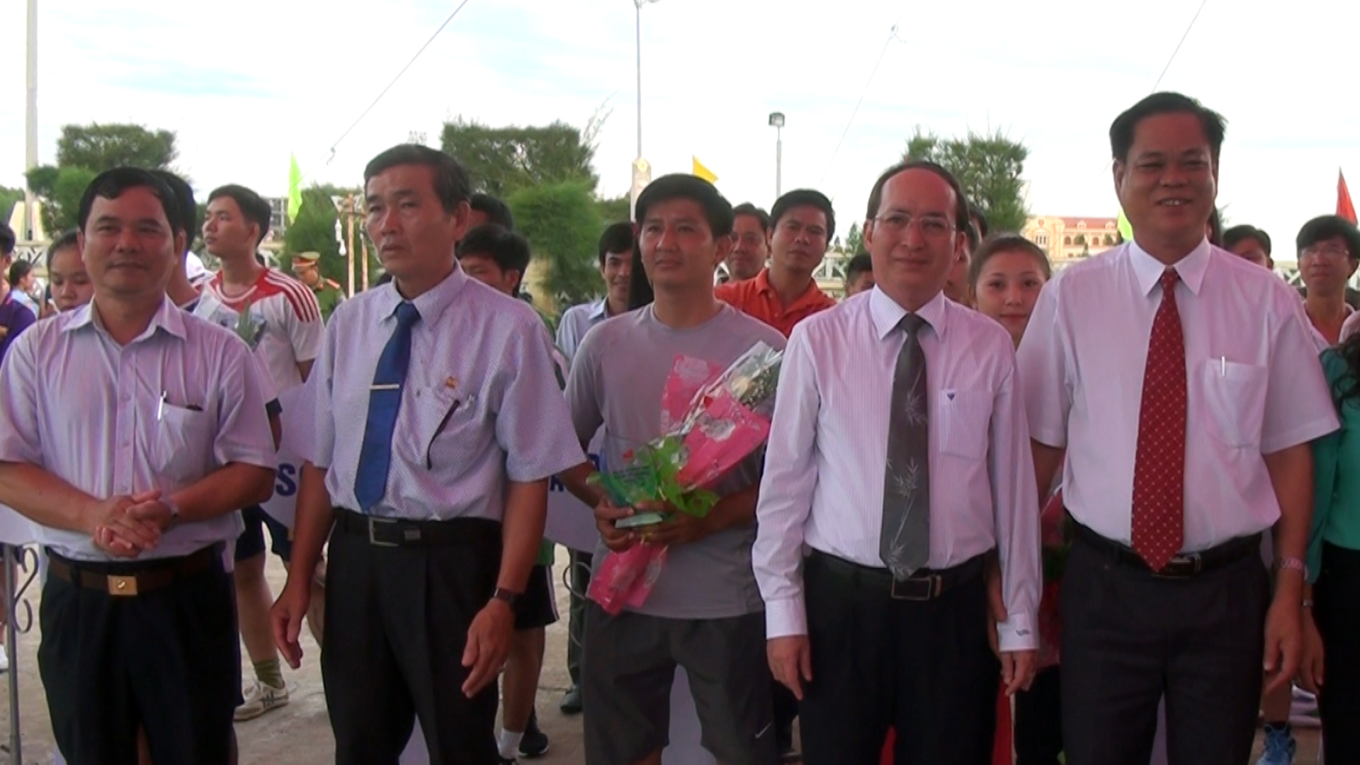 Lãnh đạo tỉnh tặng hoa các vận động viên tham gia Giải Việt dã Báo Phú Yên mở rộng lần thứ XXV năm 2017