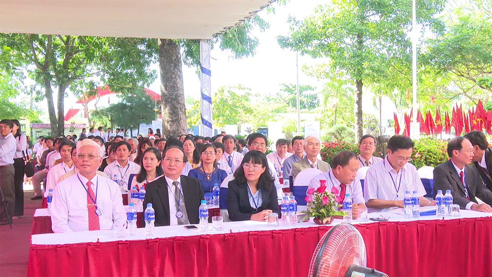 Lãnh đạo tỉnh dự kỷ niệm 40 năm thành lập trường Trường THPT Lê Hồng Phong