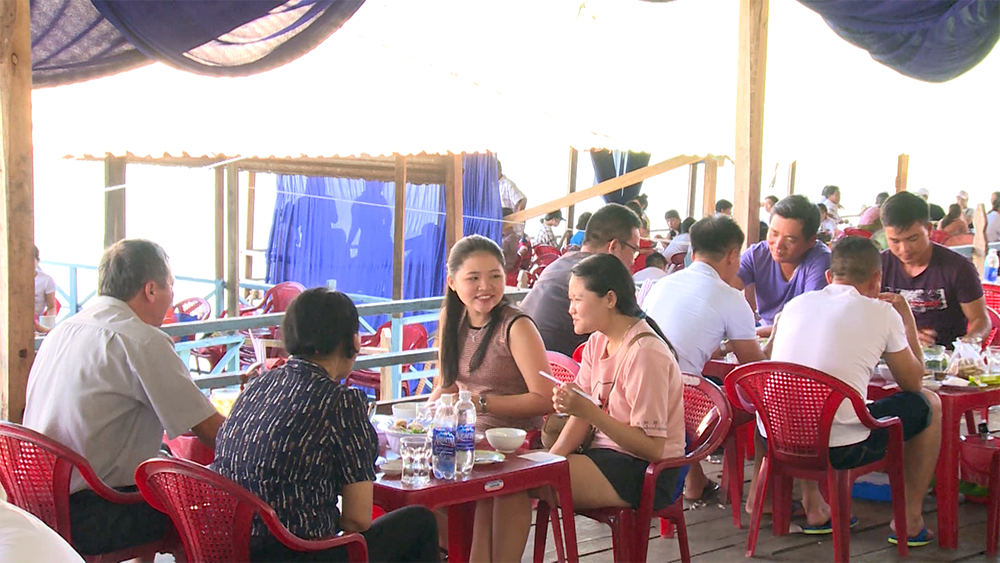 Du khách thưởng thức món ăn tại Thành phố Tuy Hòa