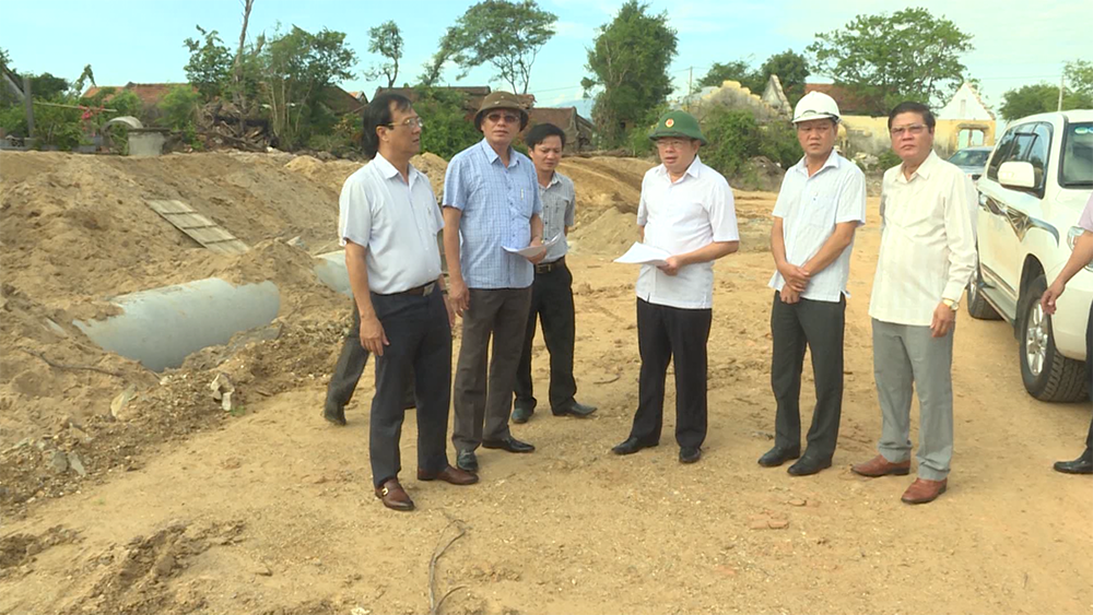 Các đồng chí Lãnh đạo tỉnh kiểm tra tiến độ thực hiện các dự án hạ tầng giao thông tại huyện Đông Hòa