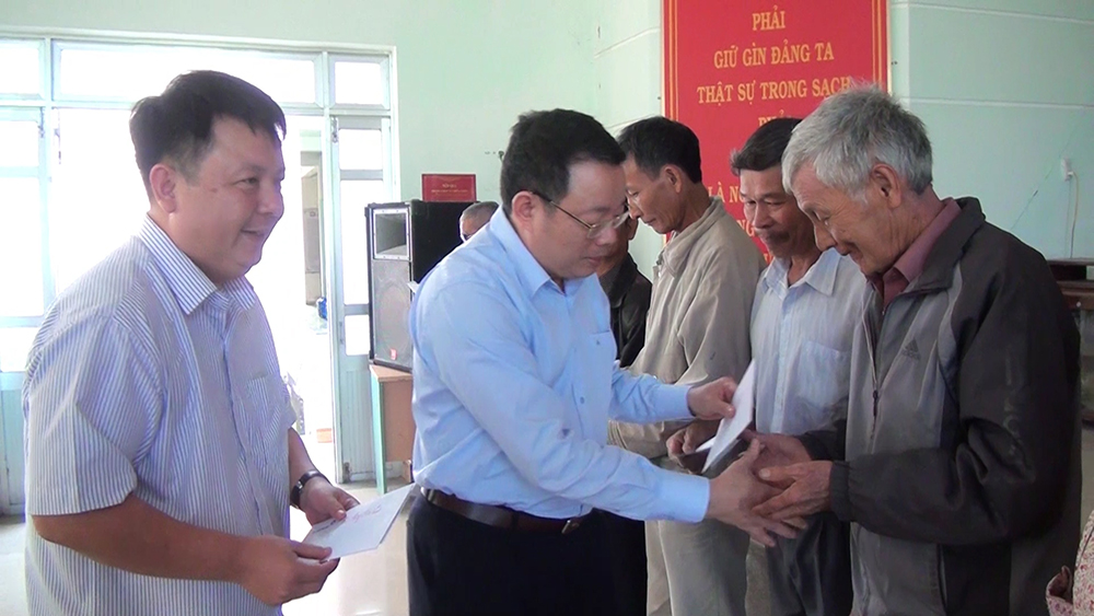 Chủ tịch UBND tỉnh Hoàng Văn Trà thăm,tặng quà tết gia đình chính sách, hộ nghèo