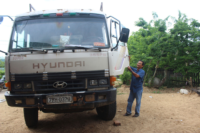 Mở dịch vụ kinh doanh vận tải, ông Huỳnh Quang Bình ở huyện Sơn Hòa có thu nhập thêm 200 triệu đồng/năm - Ảnh: MINH DUYÊN
