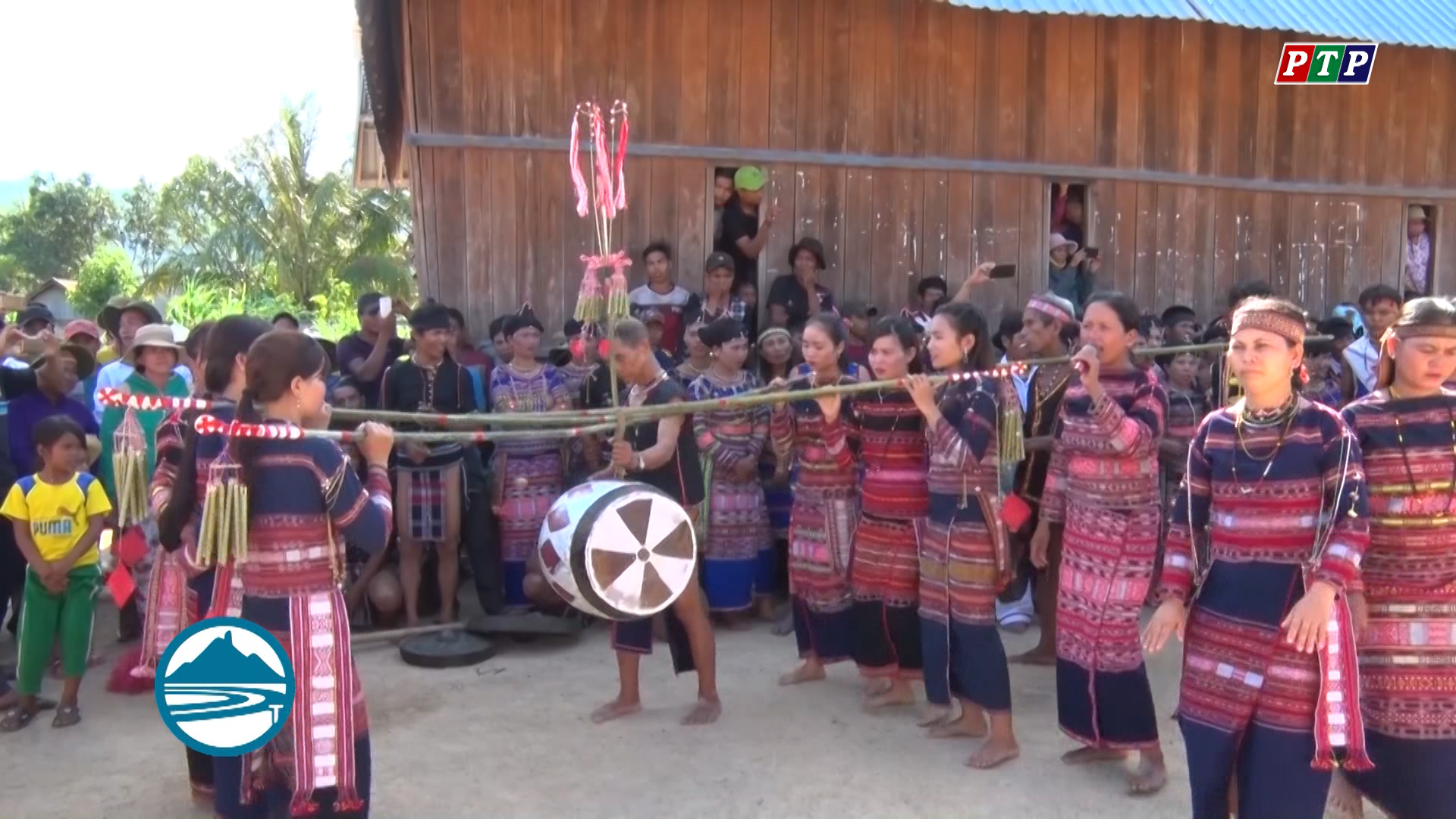 Giao lưu văn hóa Cồng chiêng và nghệ thuật hát Xoan