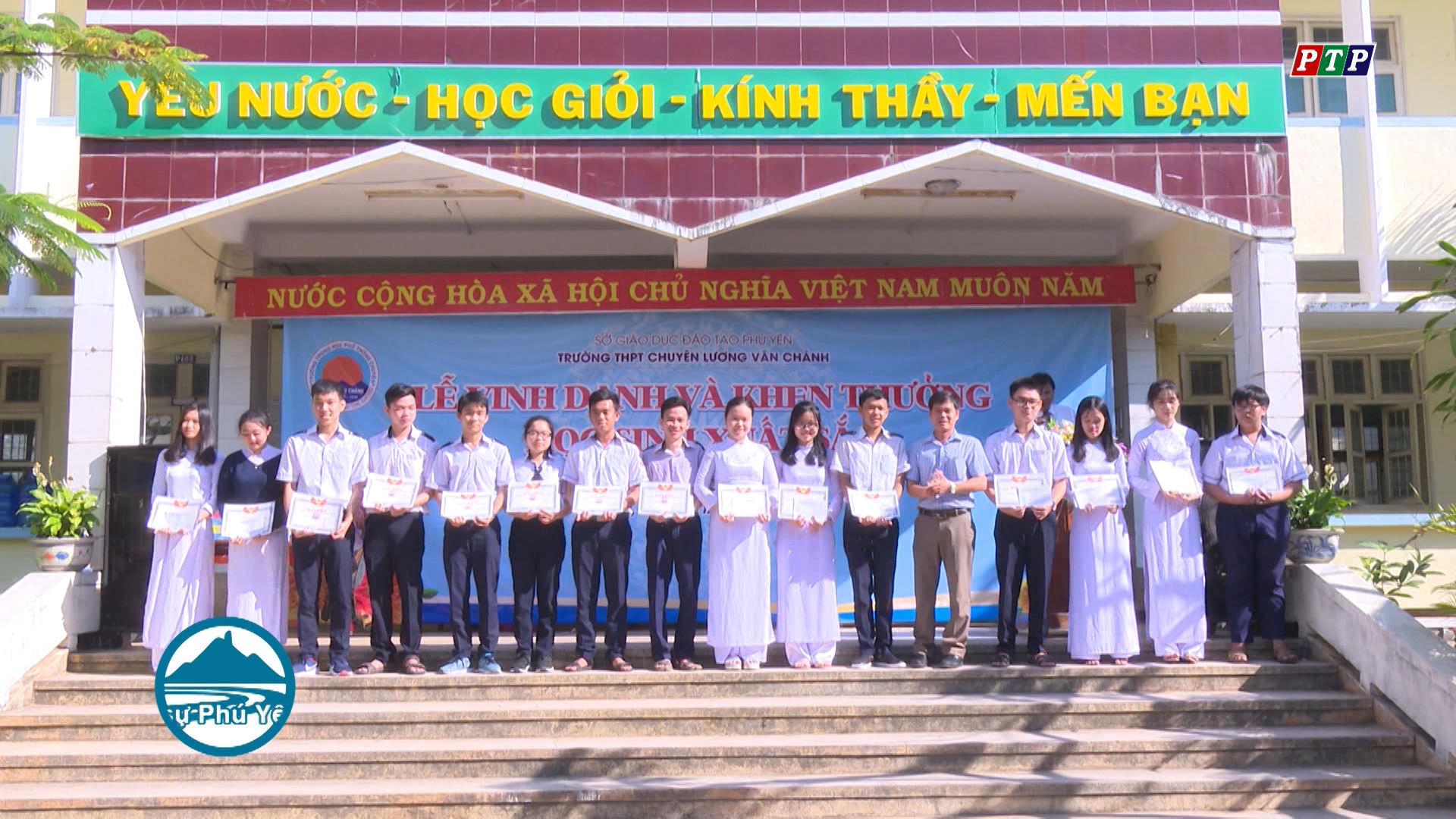 Trường THPT chuyên Lương Văn Chánh: Vinh danh và khen thưởng học sinh xuất sắc năm học 2017 – 2018