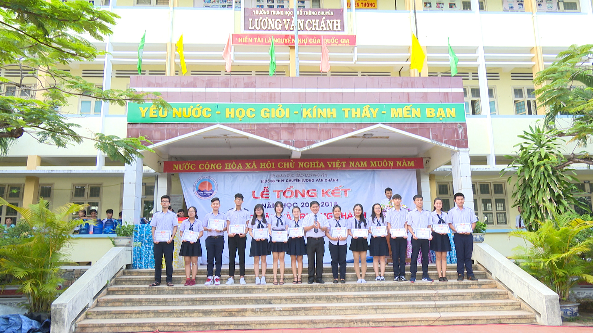 Trường THPT Chuyên Lương Văn Chánh tổng kết năm học 2017- 2018