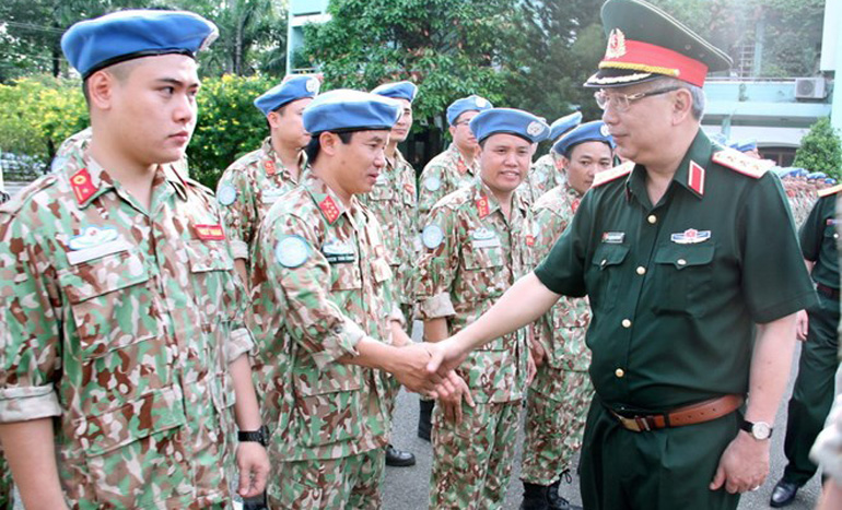 Thượng tướng Nguyễn Chí Vịnh, Thứ trưởng Bộ Quốc phòng, động viên tinh thần cán bộ, nhân viên Việt Nam tham gia bệnh viện dã chiến của Liên Hợp Quốc tại Nam Sudan, ngày 8/5 - Ảnh: TTXVN