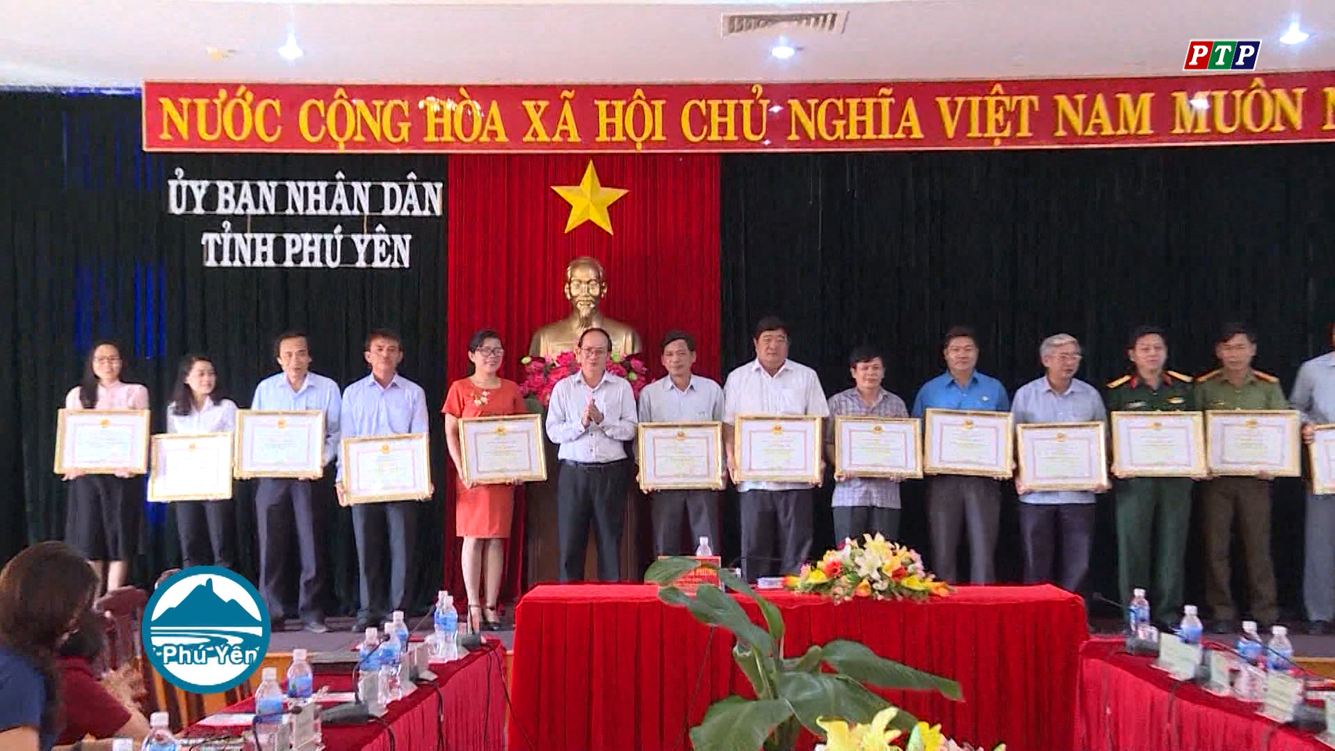 Khen thưởng 8 tập thể và 18 cá nhân  điển hình tiên tiến giai đoạn 2014 - 2018