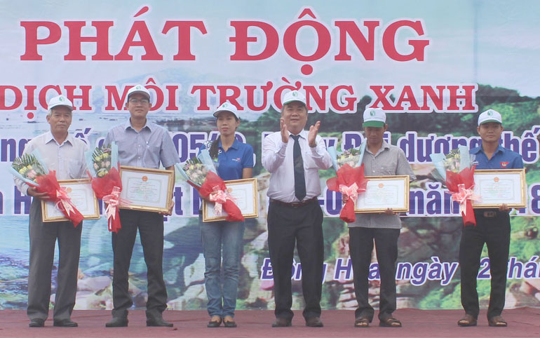 Đồng chí Nguyễn Chí Hiến trao giải thưởng Môi trường tỉnh Phú Yên năm 2018 cho các tập thể và cá nhân - Ảnh: Minh Duyên