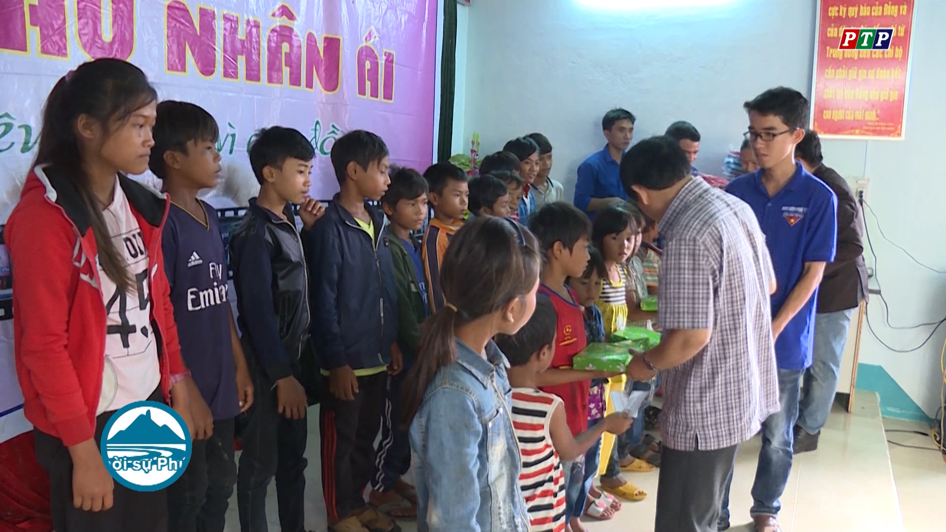 Hơn 200 triệu đồng hỗ trợ các cảnh đời khó khăn tại xã Cà Lúi