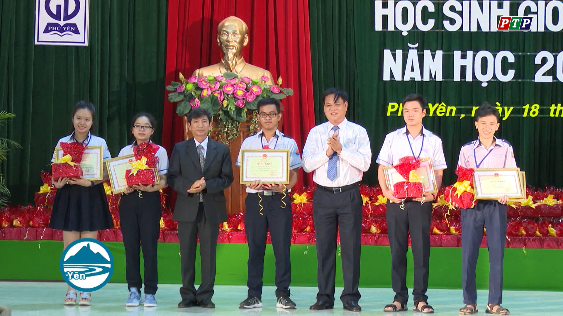 Tuyên dương hơn 240 học sinh giỏi, xuất sắc năm học 2017 – 2018