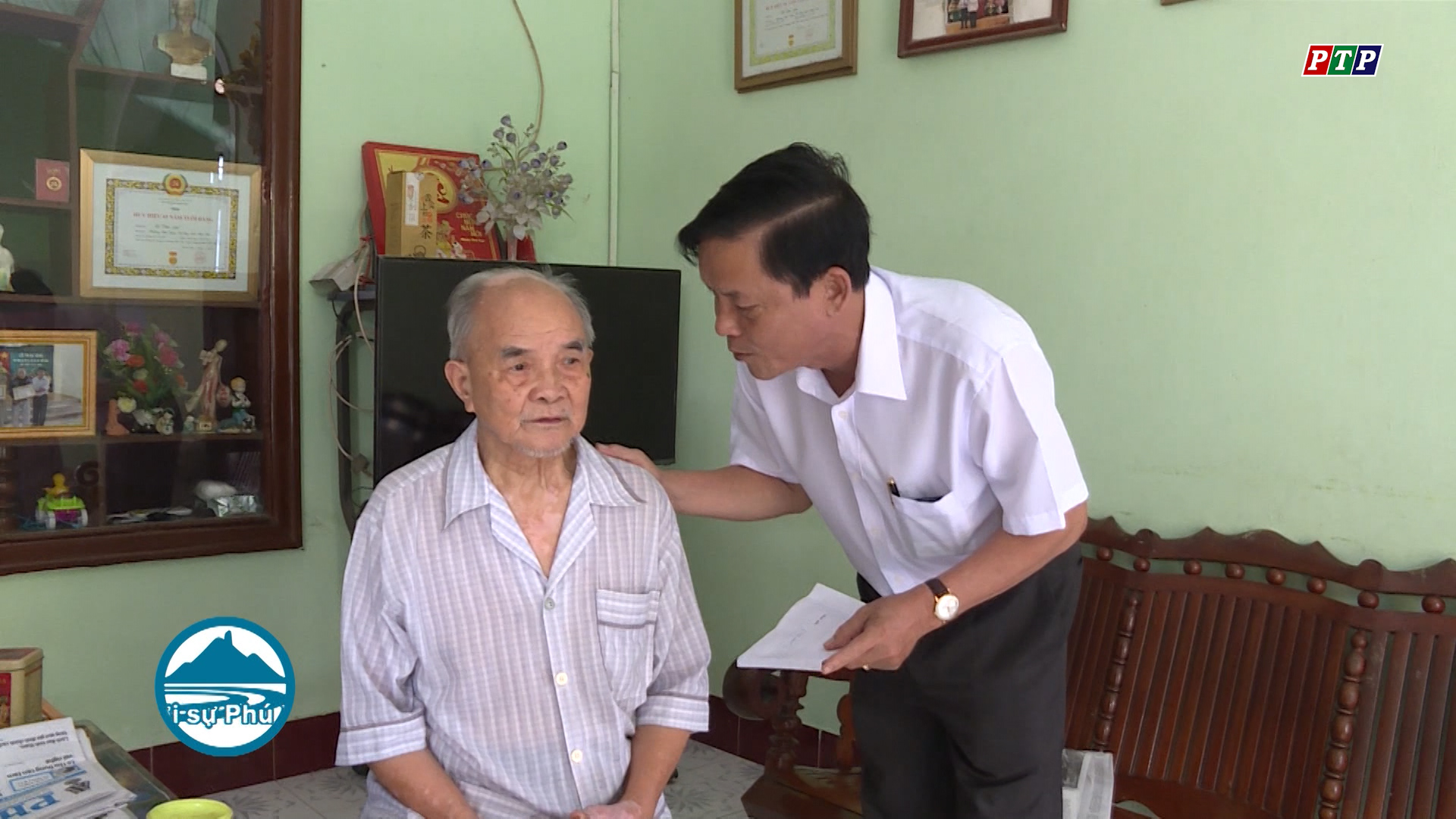 Đoàn ĐBQH tỉnh tặng quà các gia đình chính sách tiêu biểu trên địa bàn thành phố Tuy Hòa
