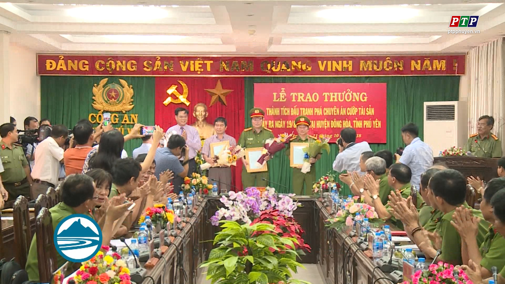 Lễ trao thưởng thành tích đấu tranh phá chuyên án cướp tài sản xảy ra ngày 19/8/2018 tại huyện Đông Hoà