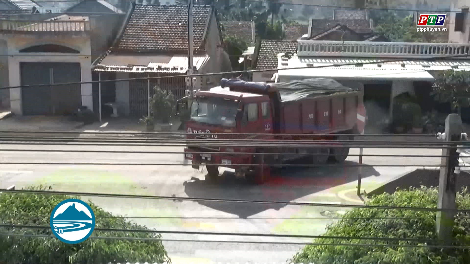 Xe chở đất chạy bất chấp luật giao thông
