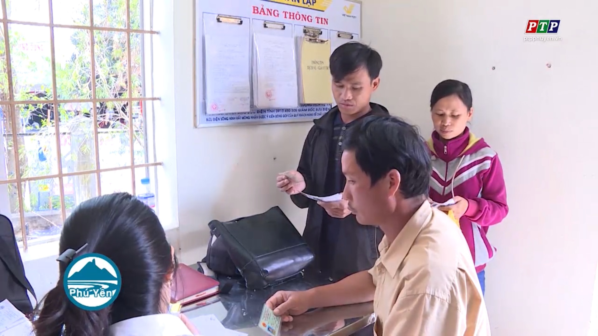 Chính phủ yêu cầu không dùng tiền mặt trả tiền điện, nước, học phí