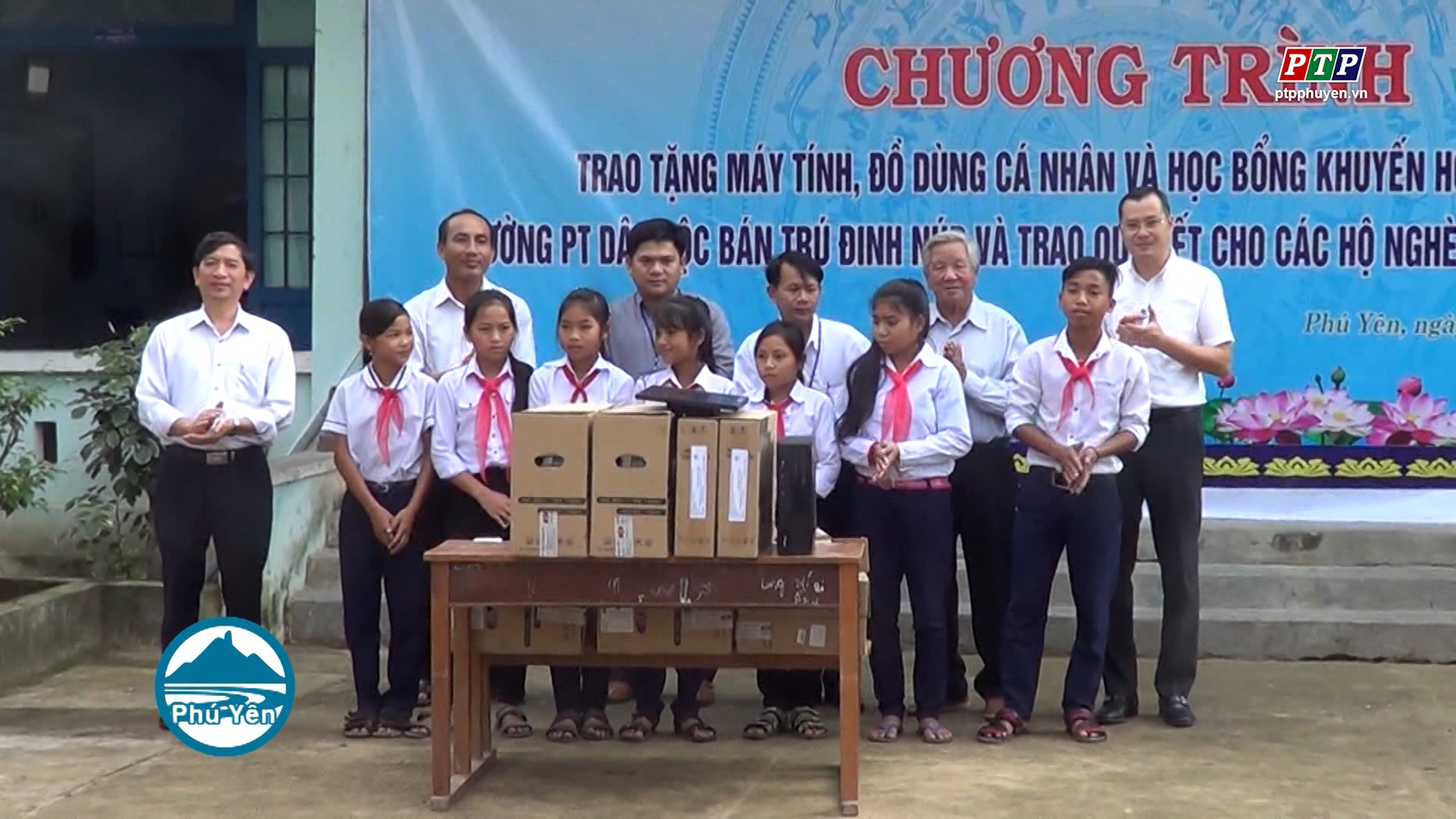 Trao quà cho học sinh khó khăn và hộ nghèo xã Phú Mỡ