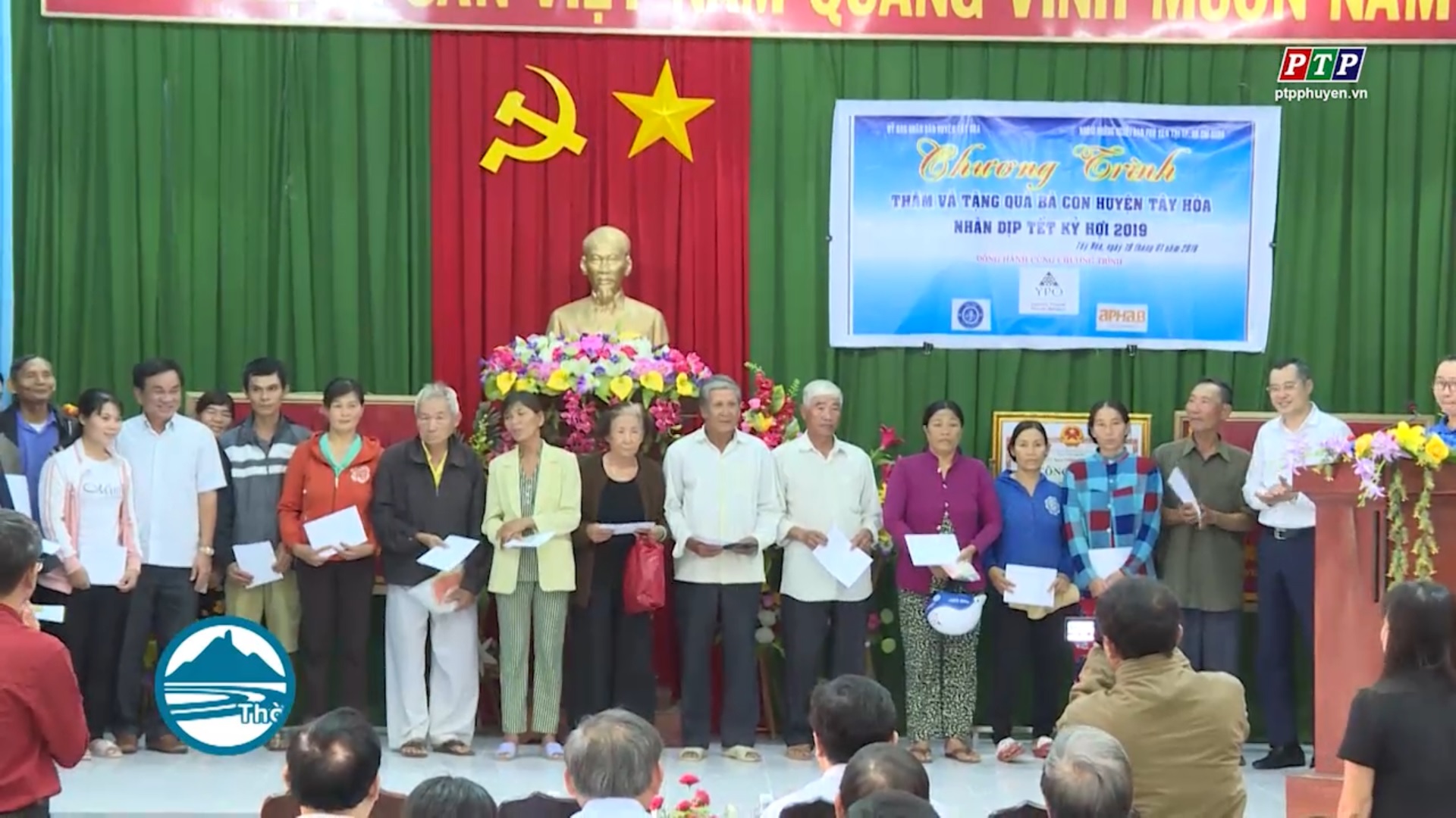 Thăm, tặng quà Tết chia sẻ khó khăn với bà con nhân dân dịp Tết Kỷ Hợi 2019