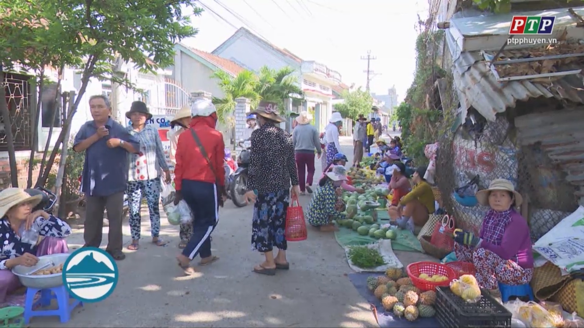 Bất cập họp chợ trên đường giao thông