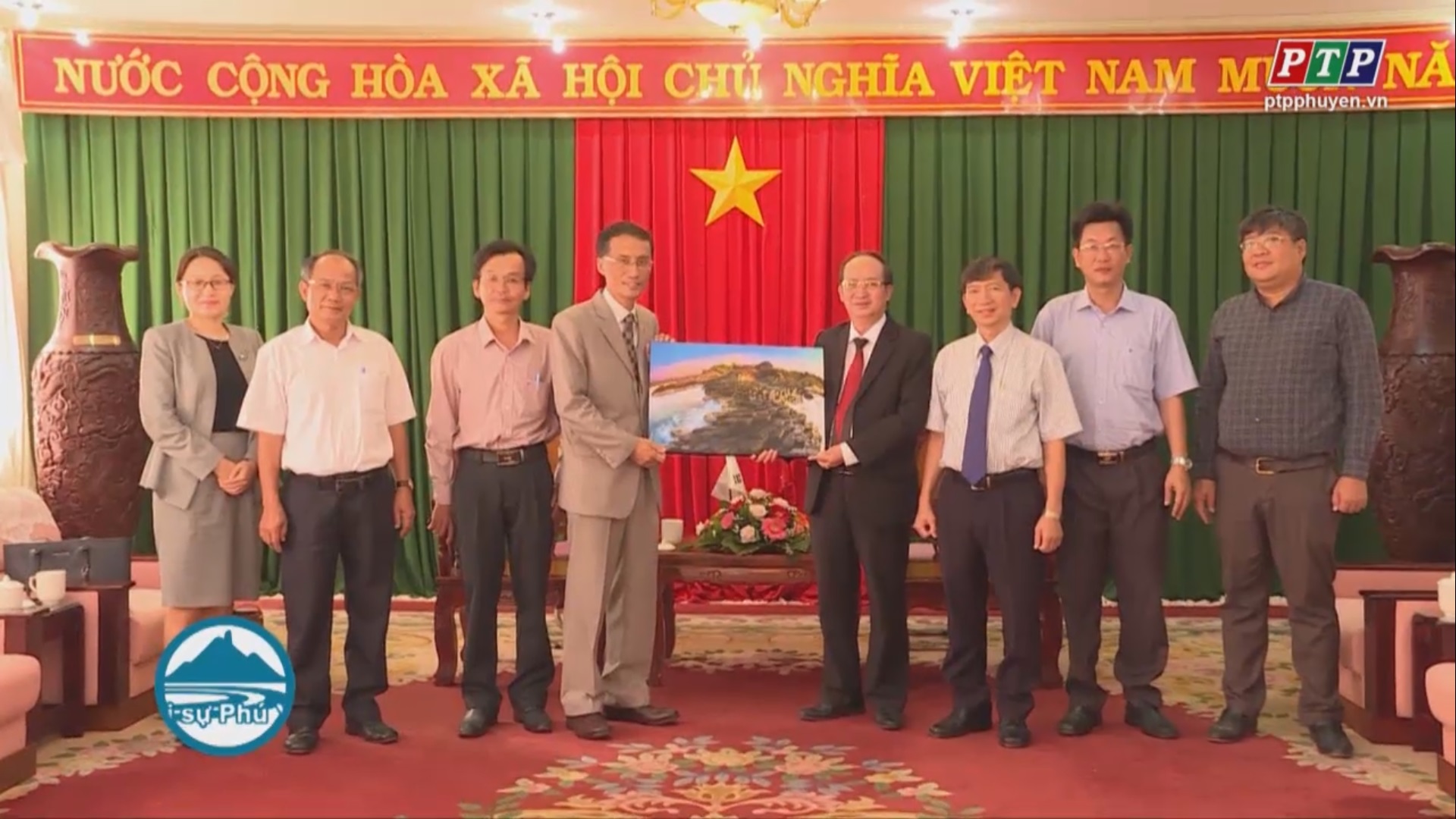 Lãnh đạo UBND tỉnh tiếp xã giao các đoàn ngoại giao nhân dịp Lễ kỷ niệm 30 năm ngày tái lập tỉnh Phú Yên