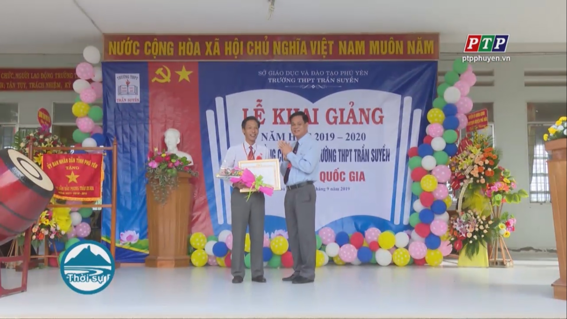Trường THPT Trần Suyền khai giảng năm học mới và đón nhận Bằng đạt chuẩn Quốc gia