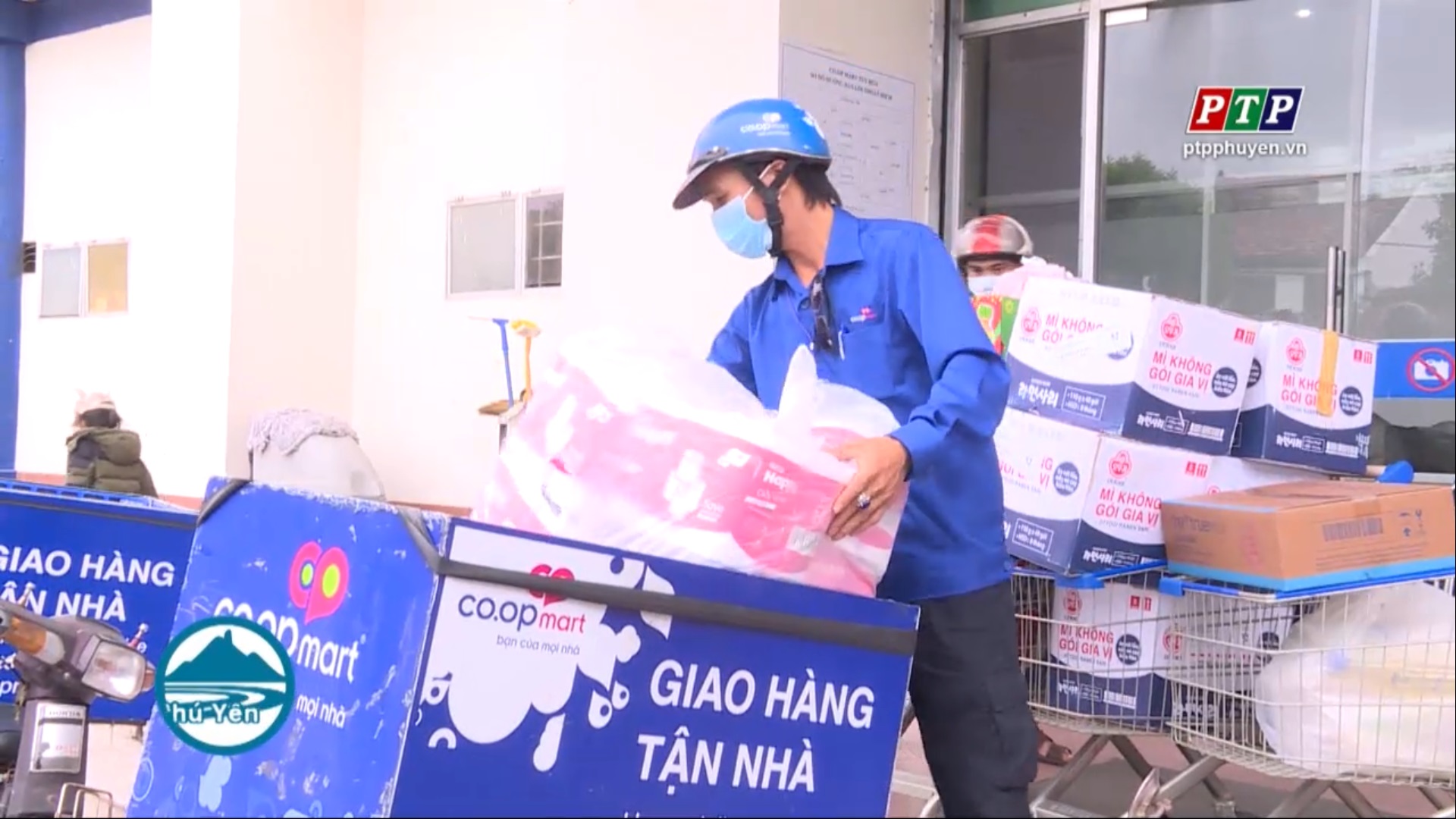 Siêu thị Co.opmart Tuy Hòa tăng lượng giao dịch điện tử mùa dịch Covid19