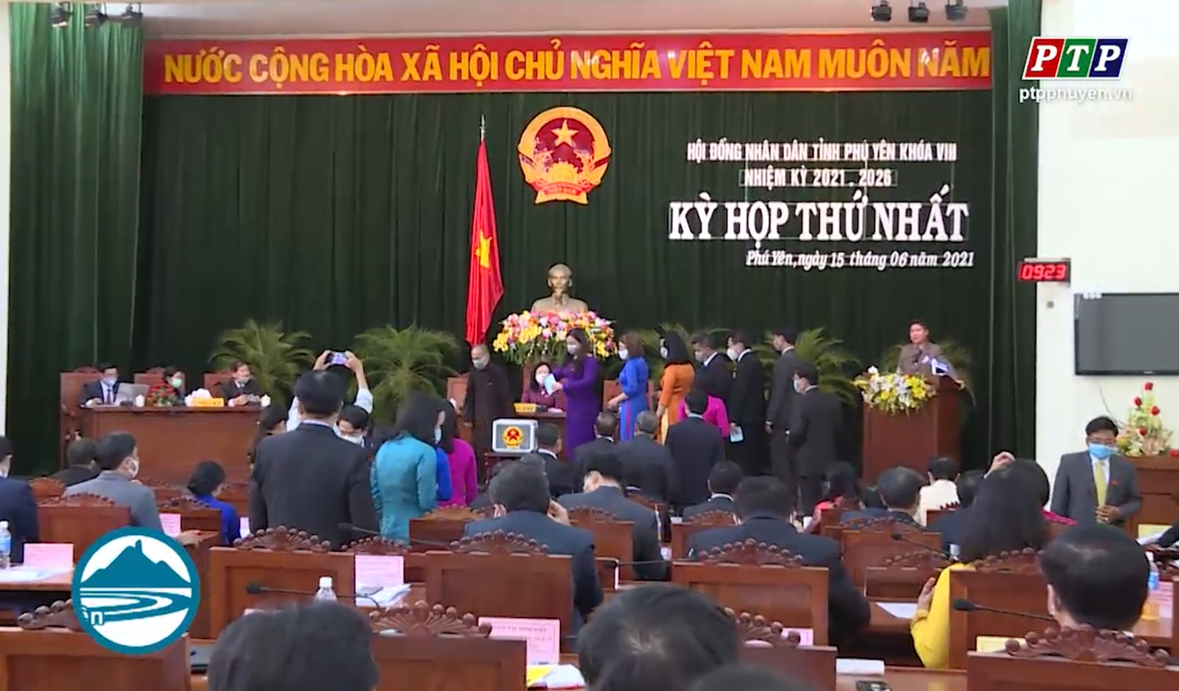 Kỳ họp thứ nhất HĐND tỉnh khóa VIII