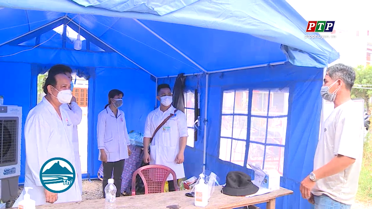Cán bộ giảng viên sinh viên Trường đại học Kỹ thuật Y - Dược Đà Nẵng nỗ lực cùng Tây Hòa dập dịch