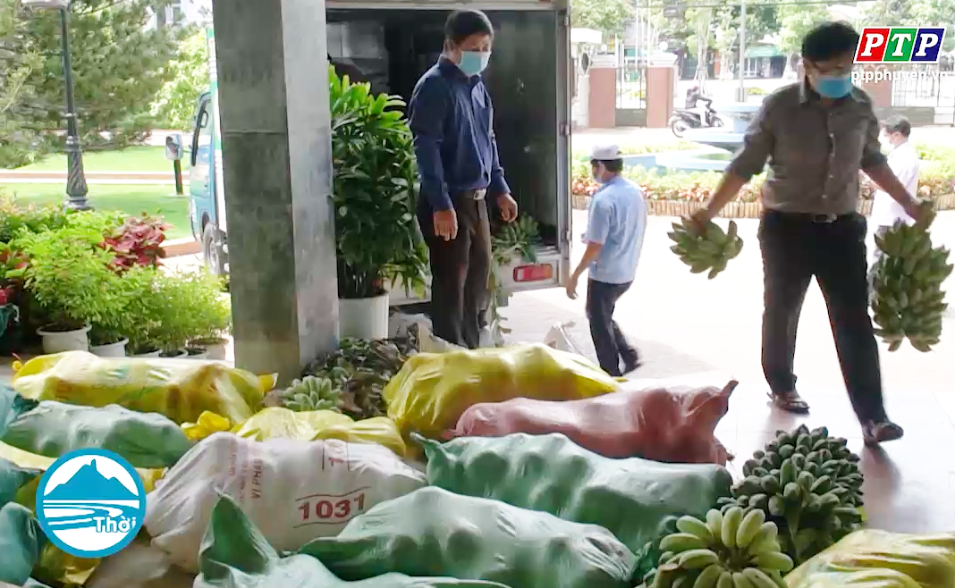 Hội Nông dân tỉnh trao quà thiết yếu cho UBND TP Tuy Hòa