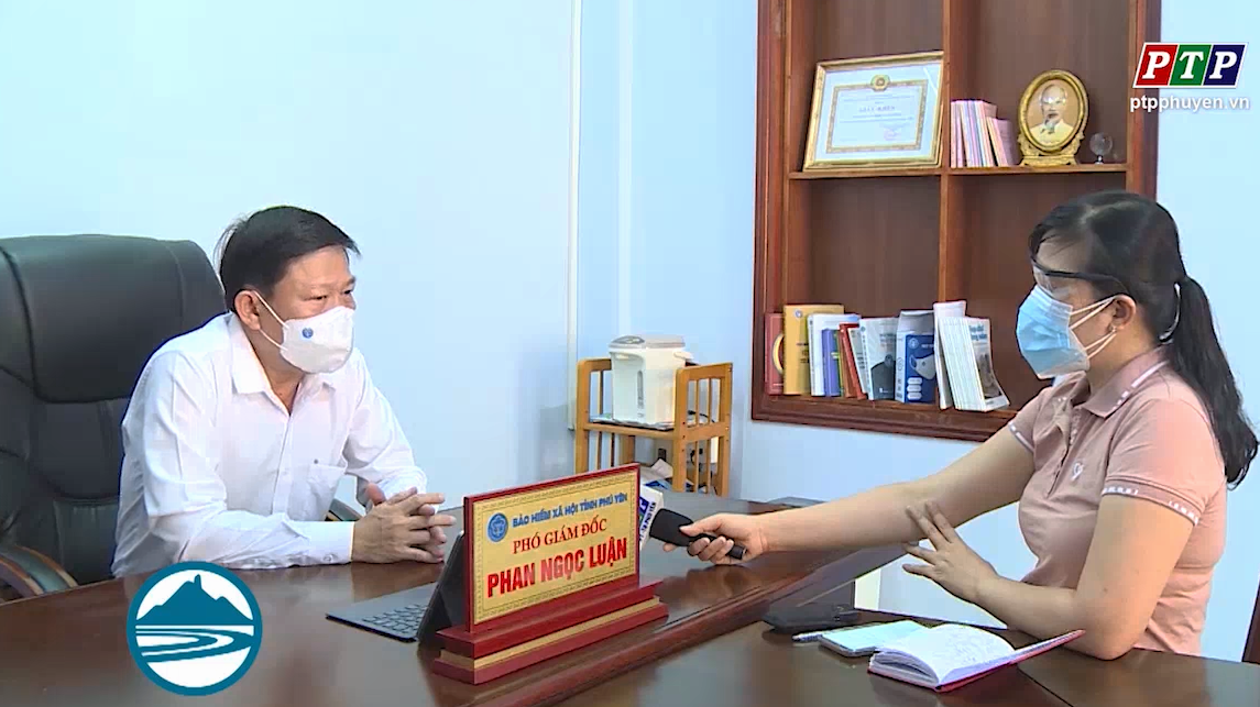 Ông Phan Ngọc Luận, Phó GĐ BHXH tỉnh trả lời phỏng vấn Đài Phát thanh và Truyền hình  Phú Yên về triển khai chính sách hỗ trợ DN bị ảnh hưởng dịch COVID -19.