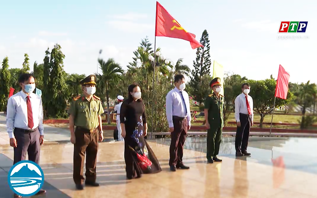 Đặt vòng hoa viếng Nghĩa trang liệt sĩ kỷ niệm 74 năm Ngày Thương, binh liệt sĩ  27/7.