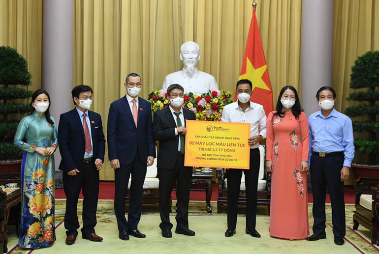 Đoàn đại biểu Quốc hội tỉnh: Tiếp nhận 2 máy lọc máu phục vụ công tác phòng chống dịch COVID-19