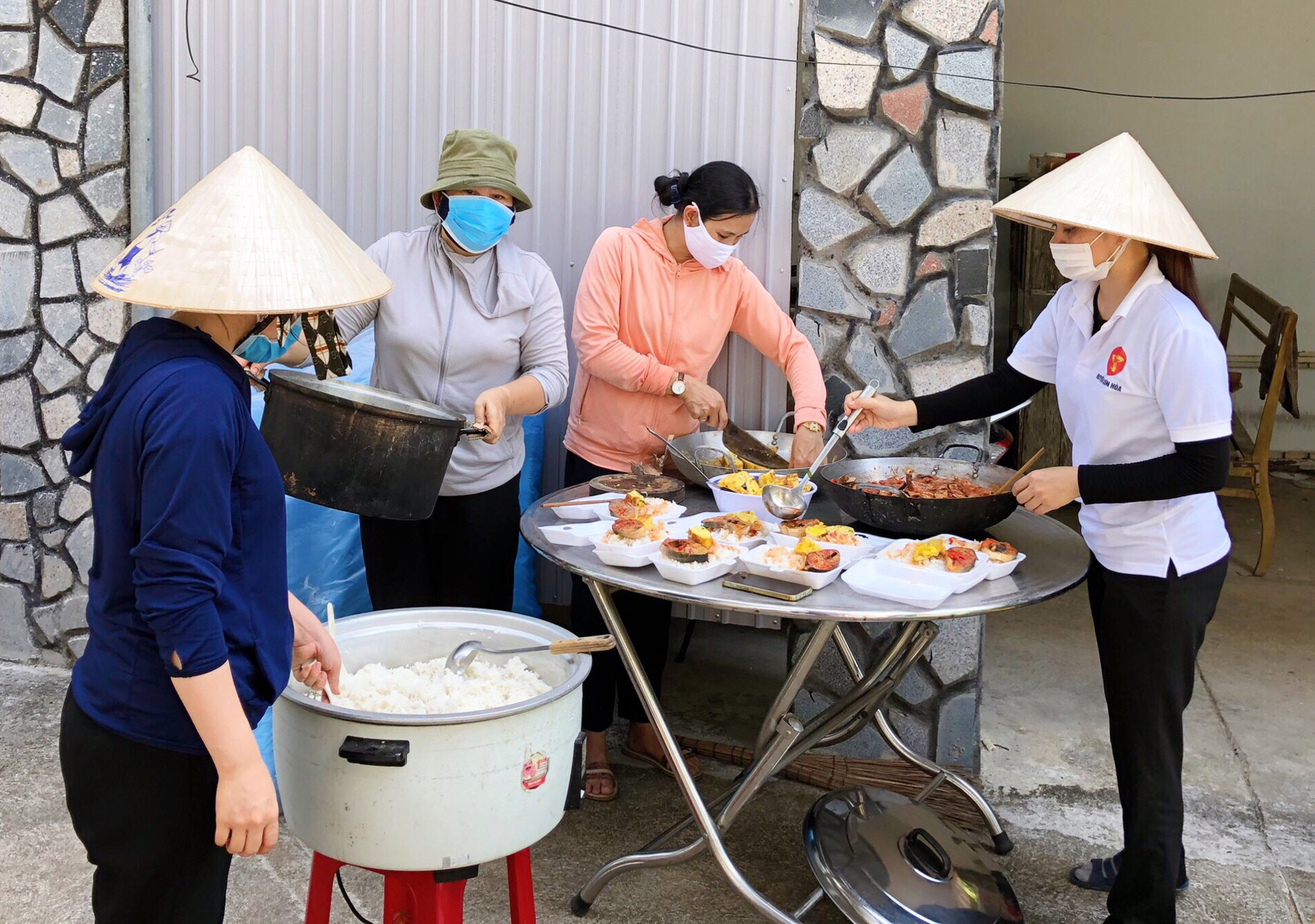 Đội ngũ ngành Văn hóa cùng các đoàn thể huyện Sơn Hòa chuẩn bị thức ăn cho các cán bộ, chiến sĩ đang làm nhiệm vụ tại các khu vực bị phong tỏa. Ảnh: HẰNG NGA