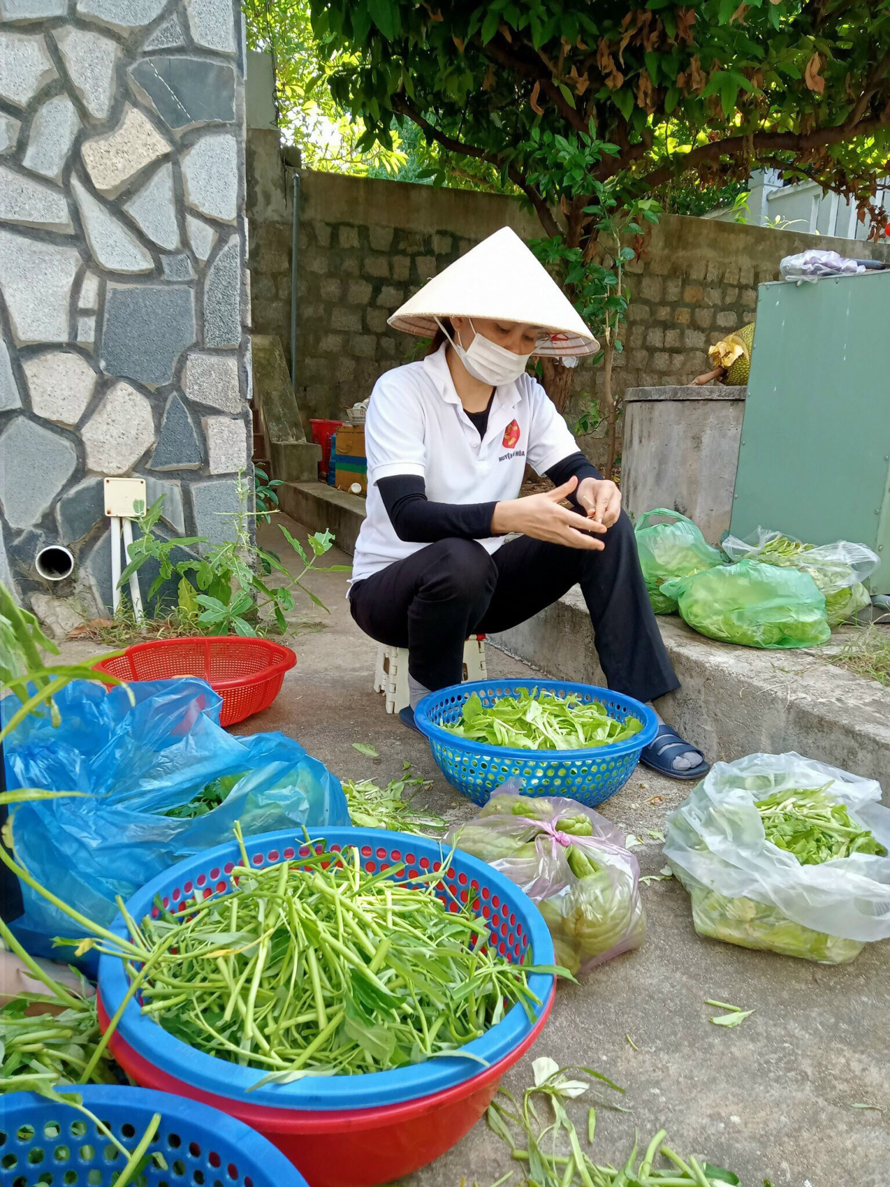 “Mỗi người một việc”, ai nấy đều tích cực hỗ trợ công tác phòng, chống dịch bệnh. Ảnh: HẰNG NGA