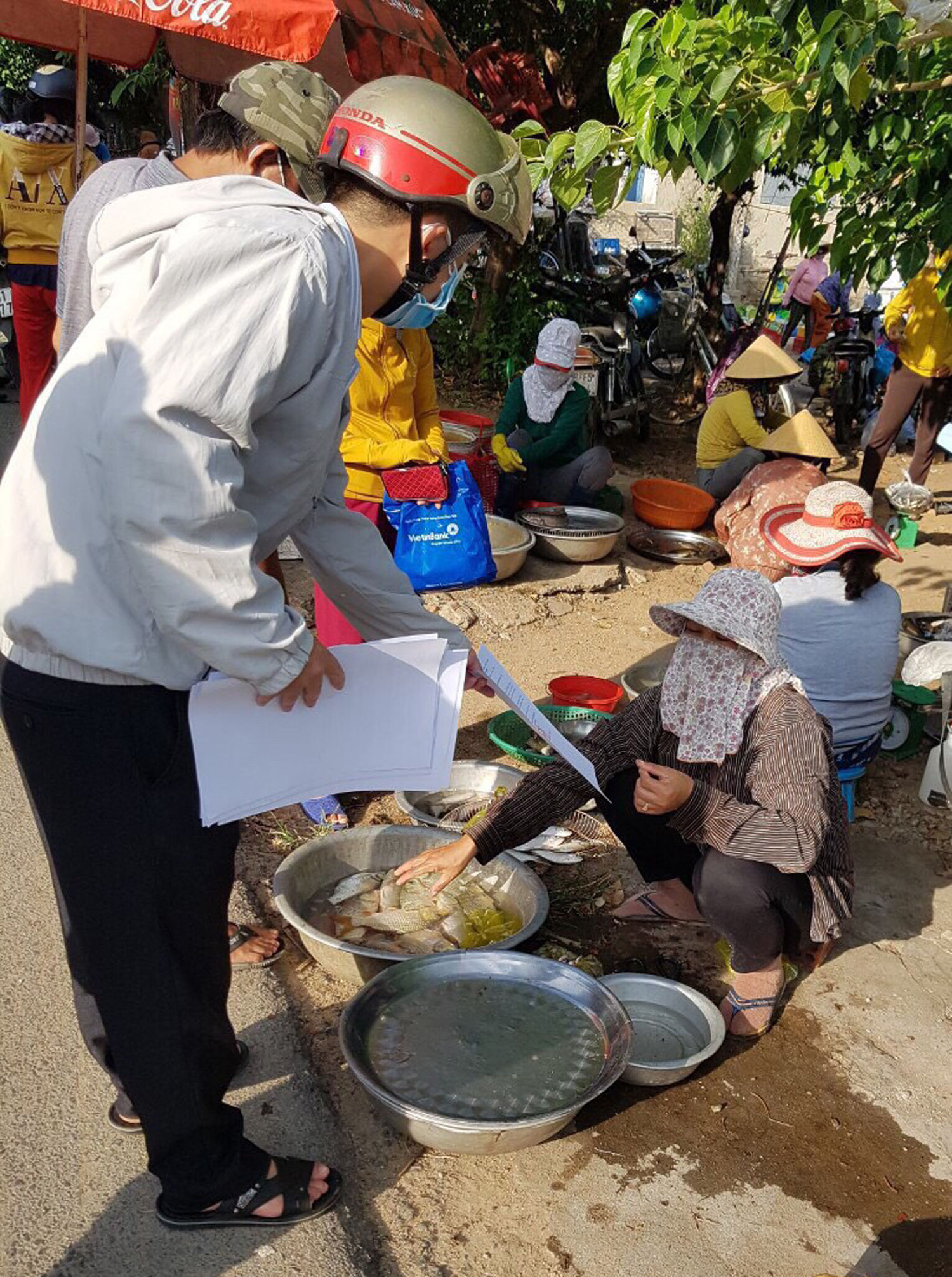 Lực lượng ngành Văn hóa TX Đông Hòa vận động người dân cam kết tạm dừng hoạt động buôn bán. Ảnh: VIẾT HÙNG