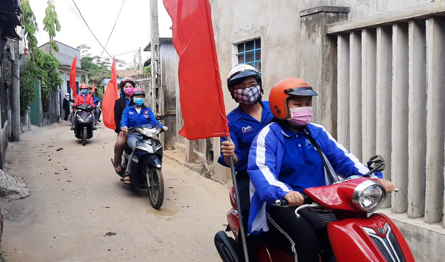 Công tác tuyên truyền phòng, chống dịch bệnh thu hút nhiều lực lượng cùng tham gia. Ảnh: VIẾT HÙNG