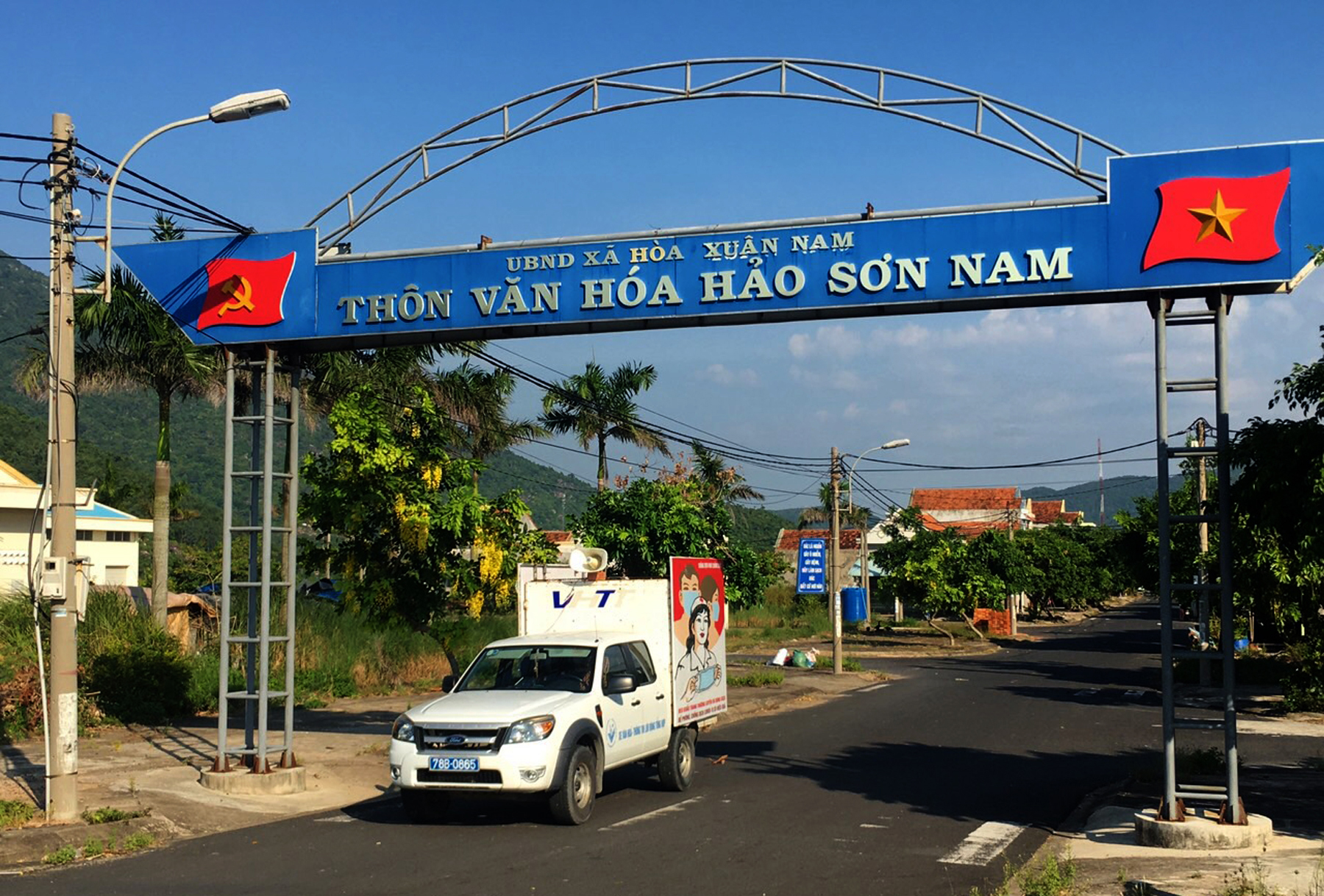 Xe lưu động tuyên truyền phòng, chống dịch bệnh tại thôn văn hóa Hảo Sơn Nam (xã Hòa Xuân Nam, TX Đông Hòa). Ảnh: MINH HUYỀN