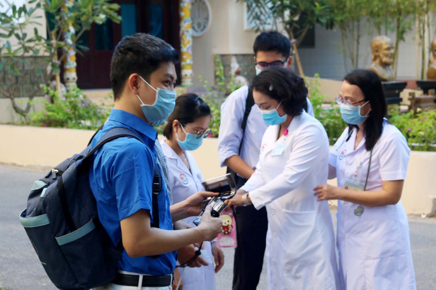 Đồng nghiệp chia tay những cán bộ y tế chuẩn bị xuất quân đi Phú Yên.