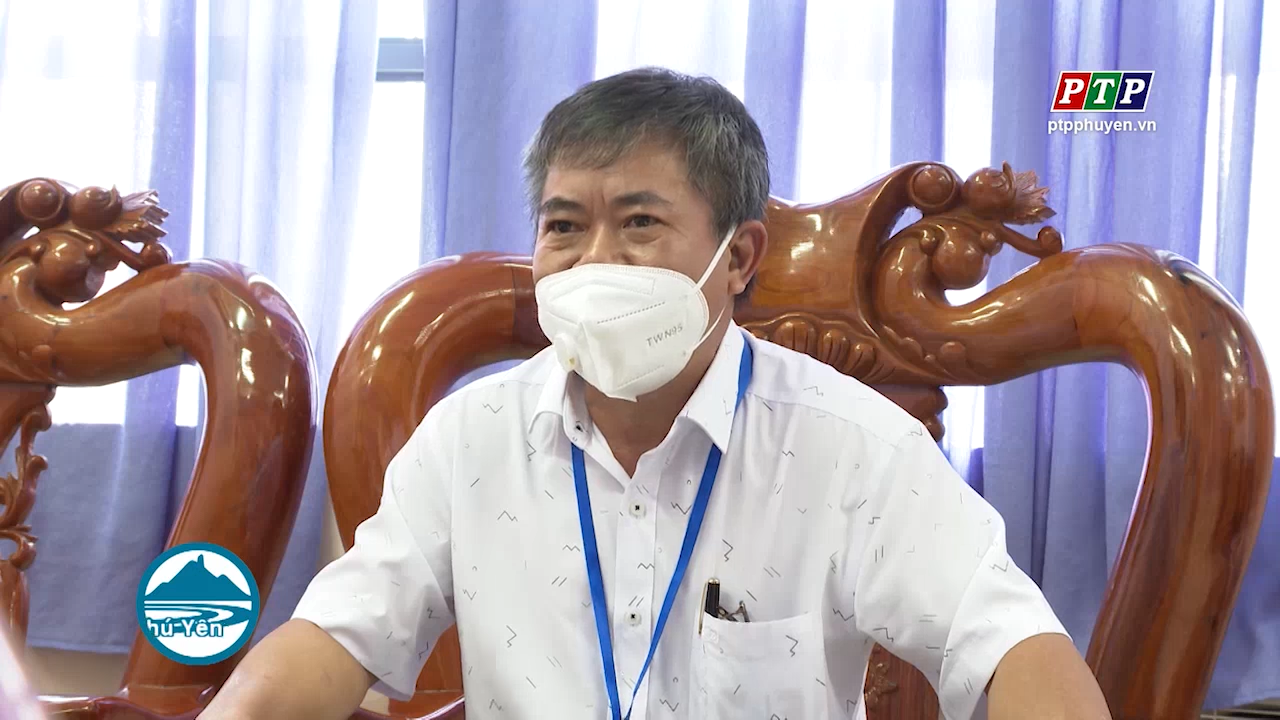 Ông Đỗ Văn Cấp, Chủ tịch UBND huyện Tây Hòa, Phó Trưởng Ban chỉ đạo phòng, chống Covid-19 huyện, Chỉ huy Trưởng trung tâm Chỉ huy phòng chống dịch covid-19 huyện trả lời phỏng vấn Đài Phát thanh và Truyền hình Phú Yên