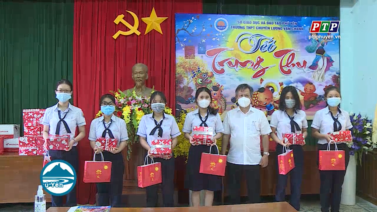Trường THPT Chuyên Lương Văn Chánh khen thưởng cho Học sinh đạt danh hiệu Thủ khoa lớp 10 và học sinh có hoàn cảnh khó khăn
