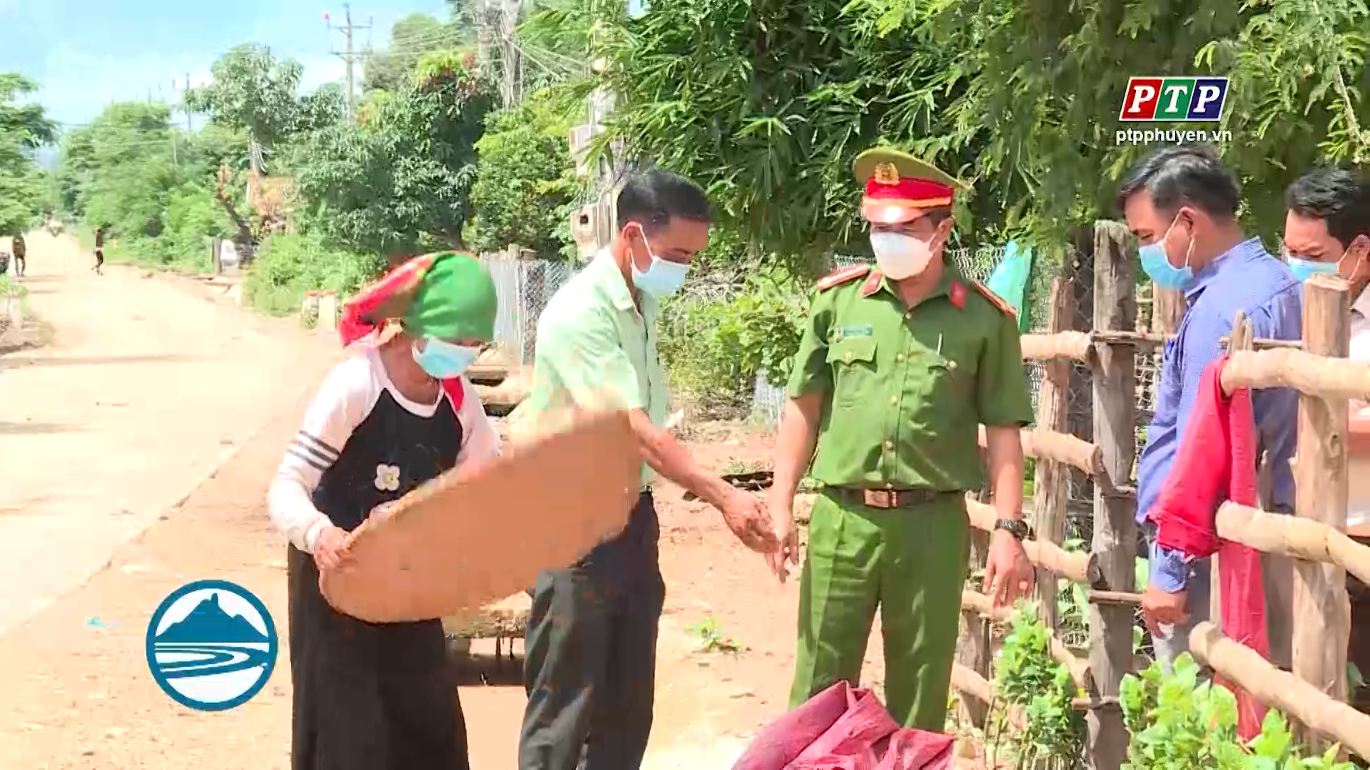 Người dân vùng đồng bào dân tộc thiểu số thích ứng với cuộc sống bình thường mới
