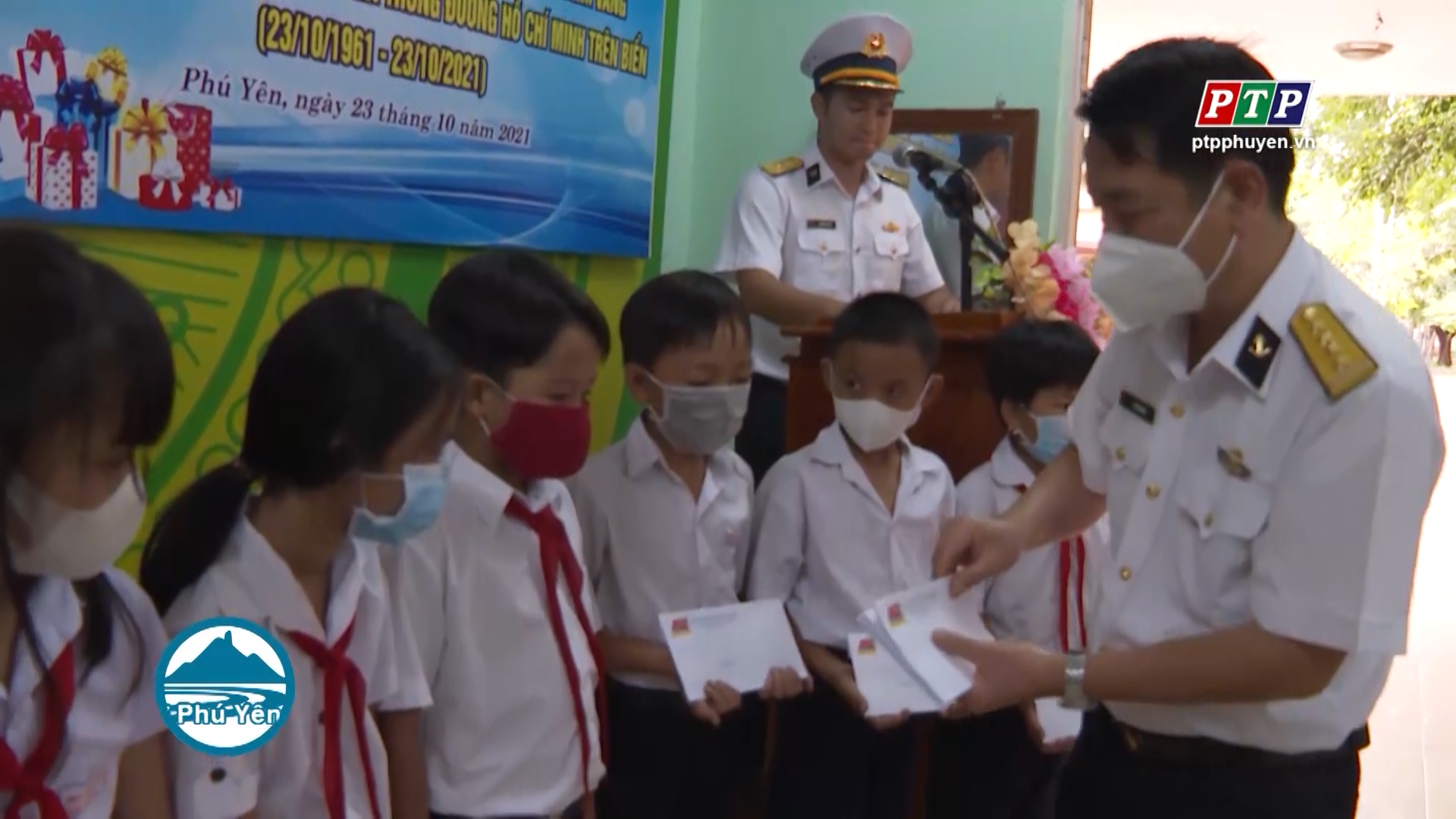 Vùng 4 Hải quân thăm các gia đình liệt sĩ, các cựu chiến binh đoàn tàu không số tại Phú Yên