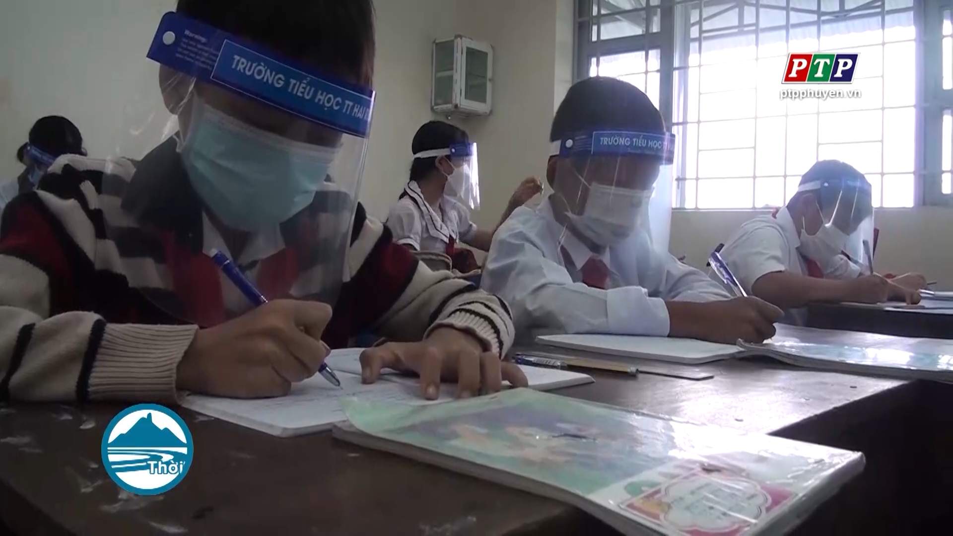 Đón học sinh đến trường sau 2 tháng  khai giảng