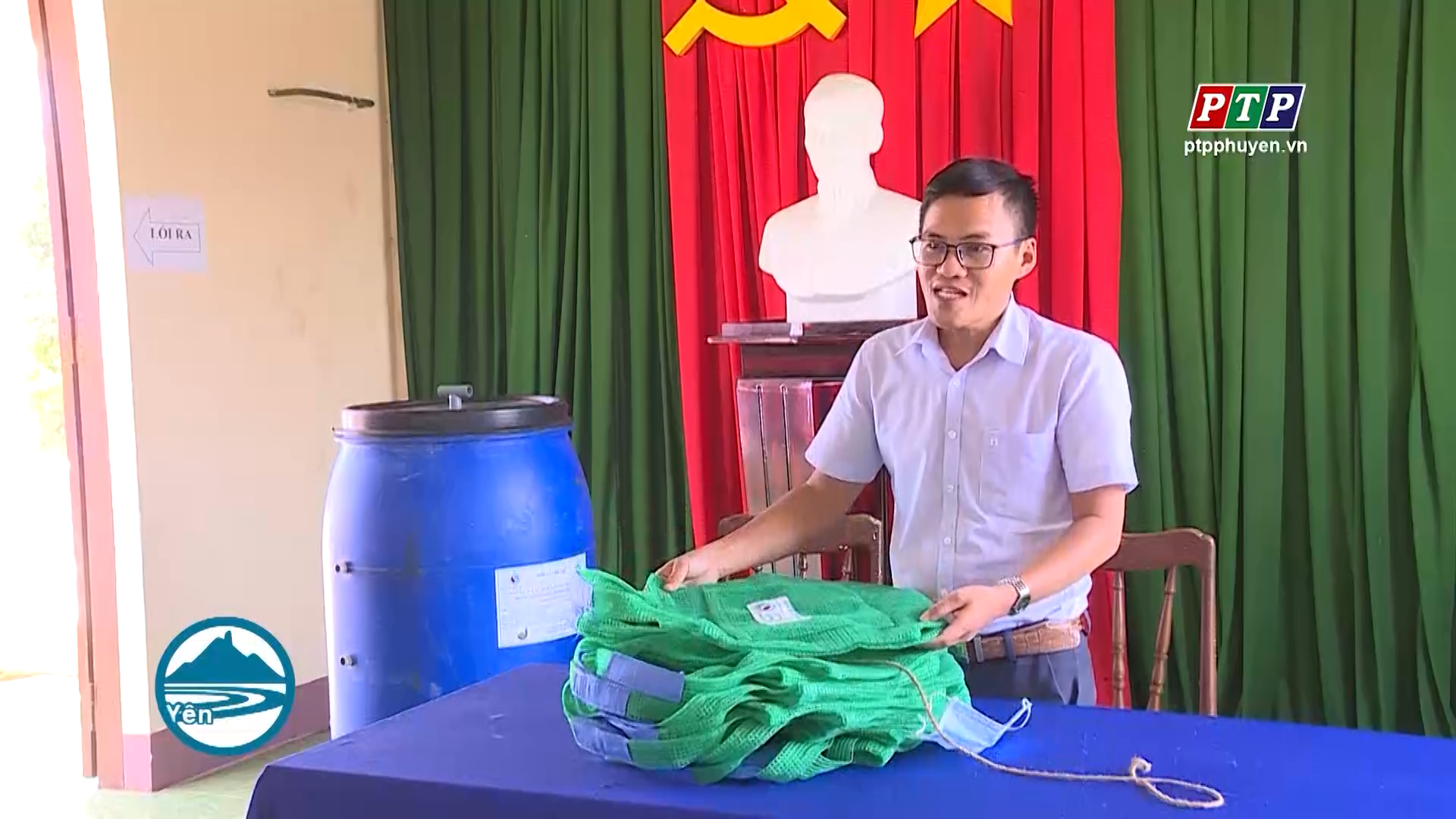 Trao tặng thùng rác hữu cơ cho nhân dân buôn Lê Diêm