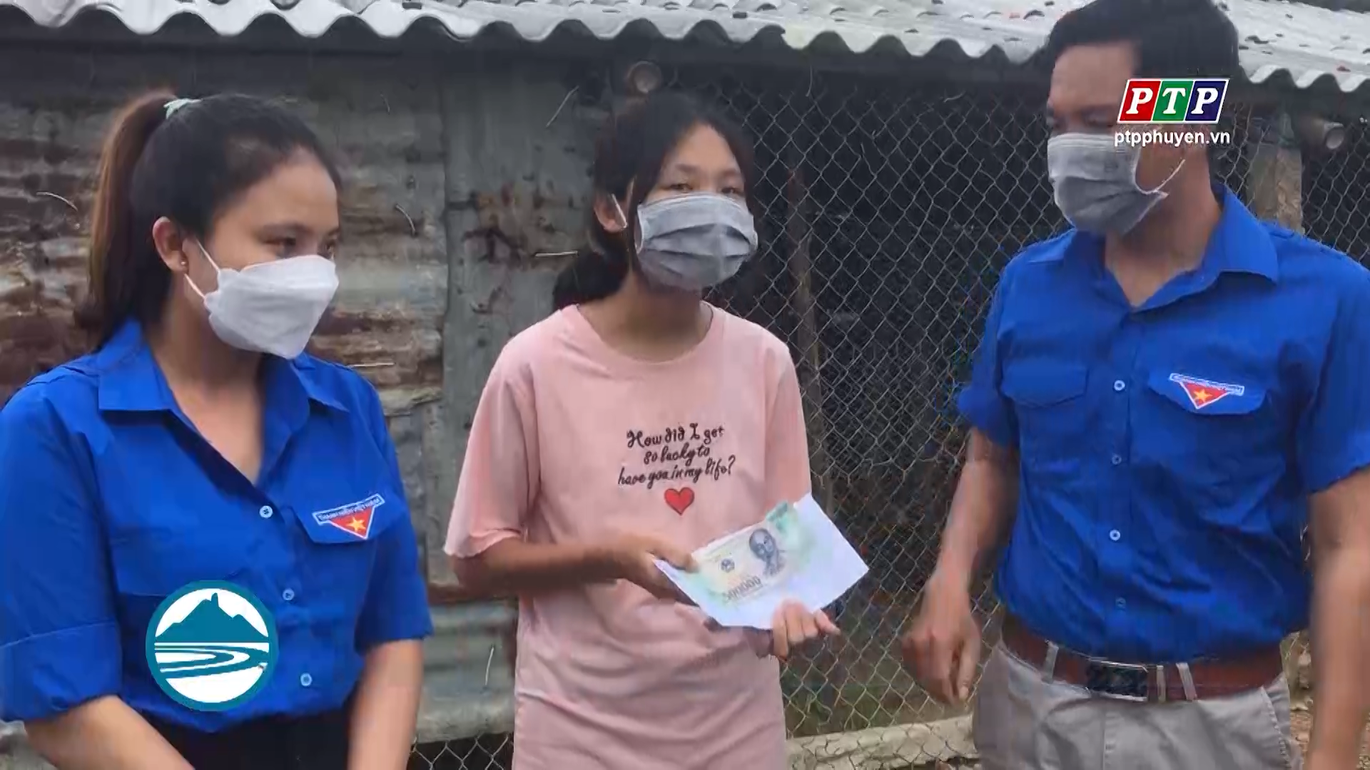 Hỗ trợ học sinh nghèo đến trường