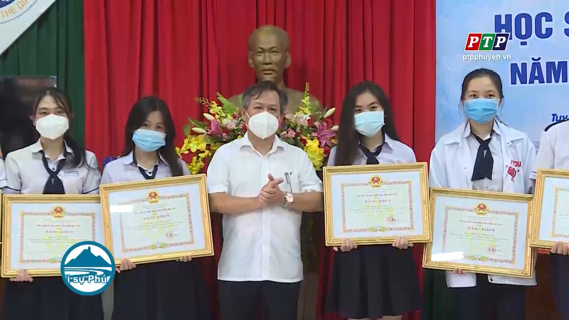 Tặng bằng khen, giấy khen cho 44 học sinh xuất sắc