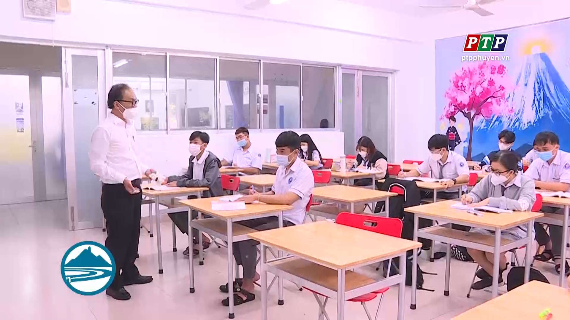 Học sinh cuối cấp trên địa bàn thành phố Tuy Hòa đến lớp học trực tiếp