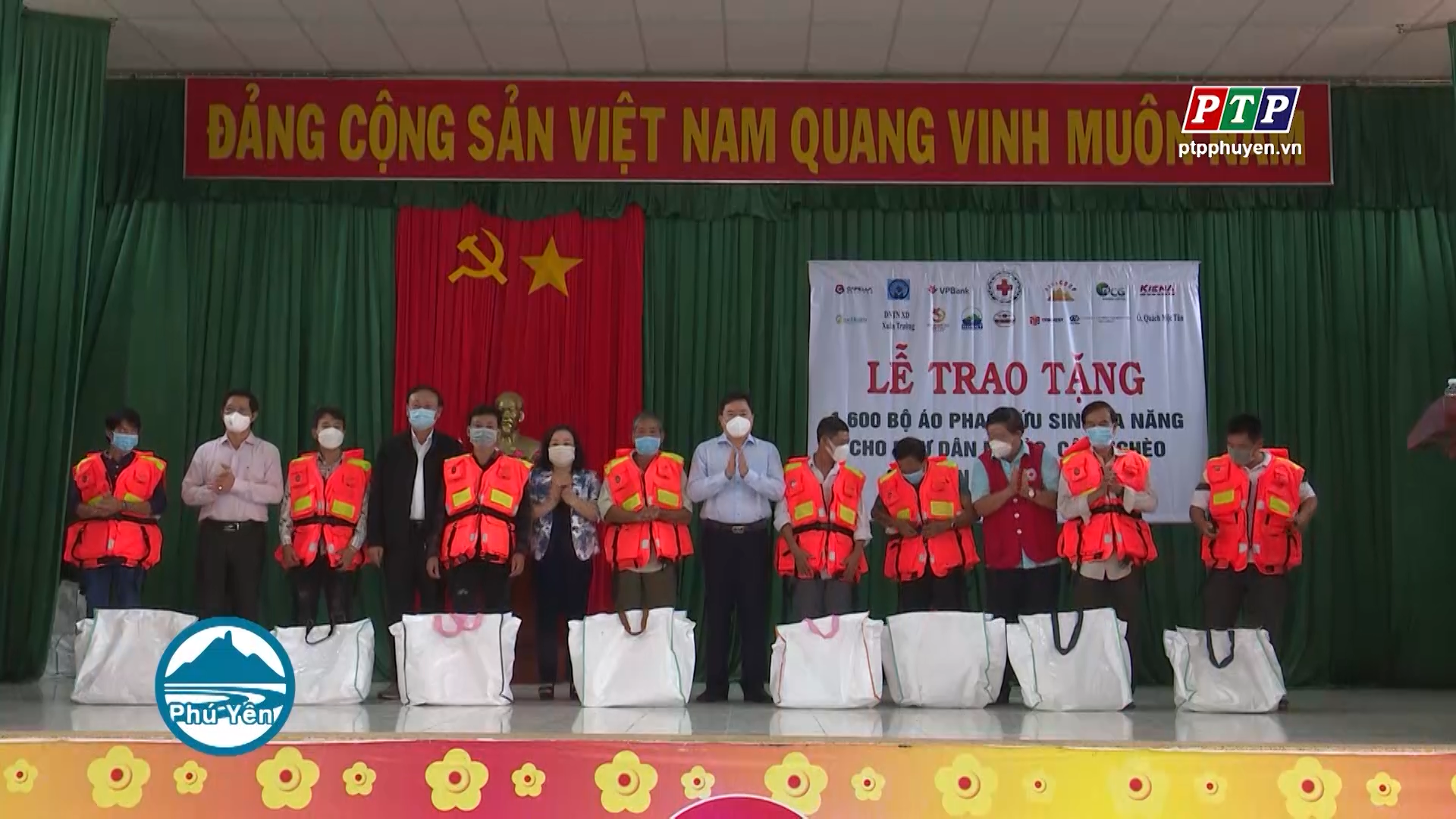 Trao tặng: 1.600 bộ áo phao cứu sinh đa năng cho ngư dân nghèo, cận nghèo có hoàn cảnh khó khăn